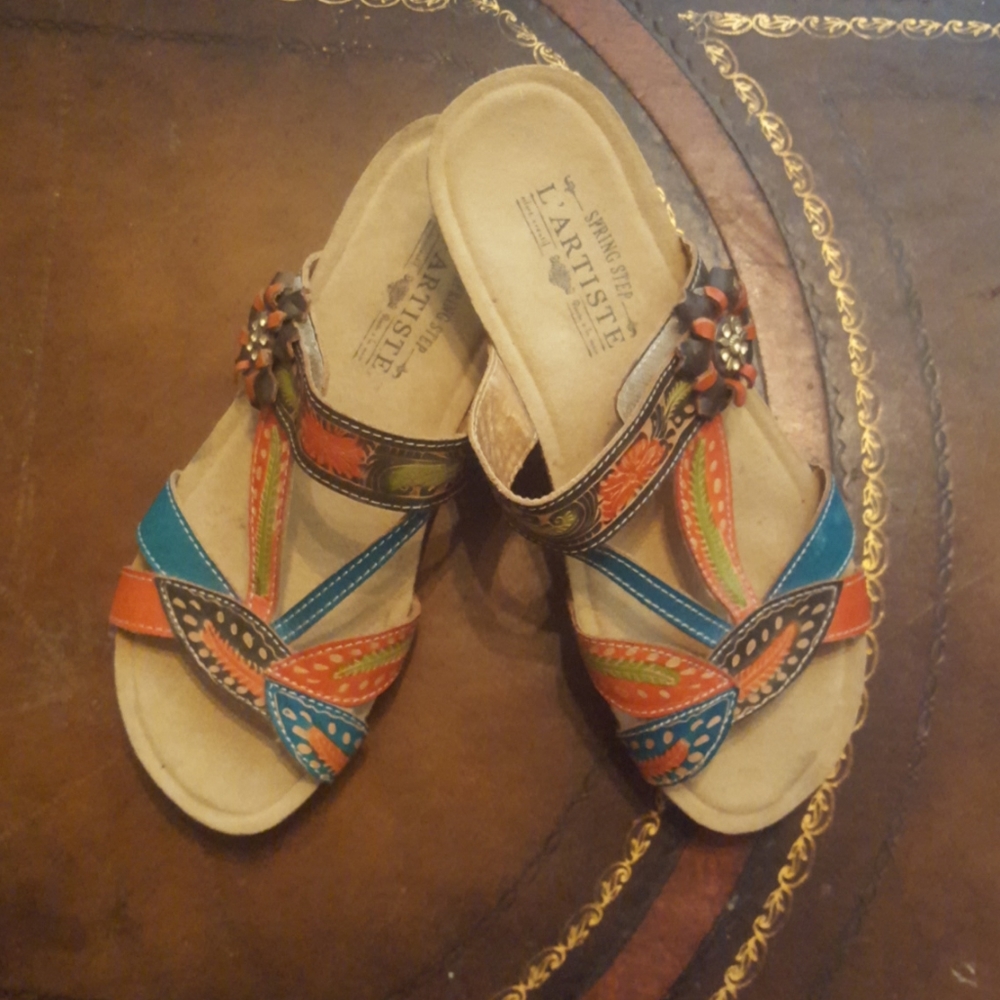 Spring Step Size 38, Olive Multi 
Floral embossed